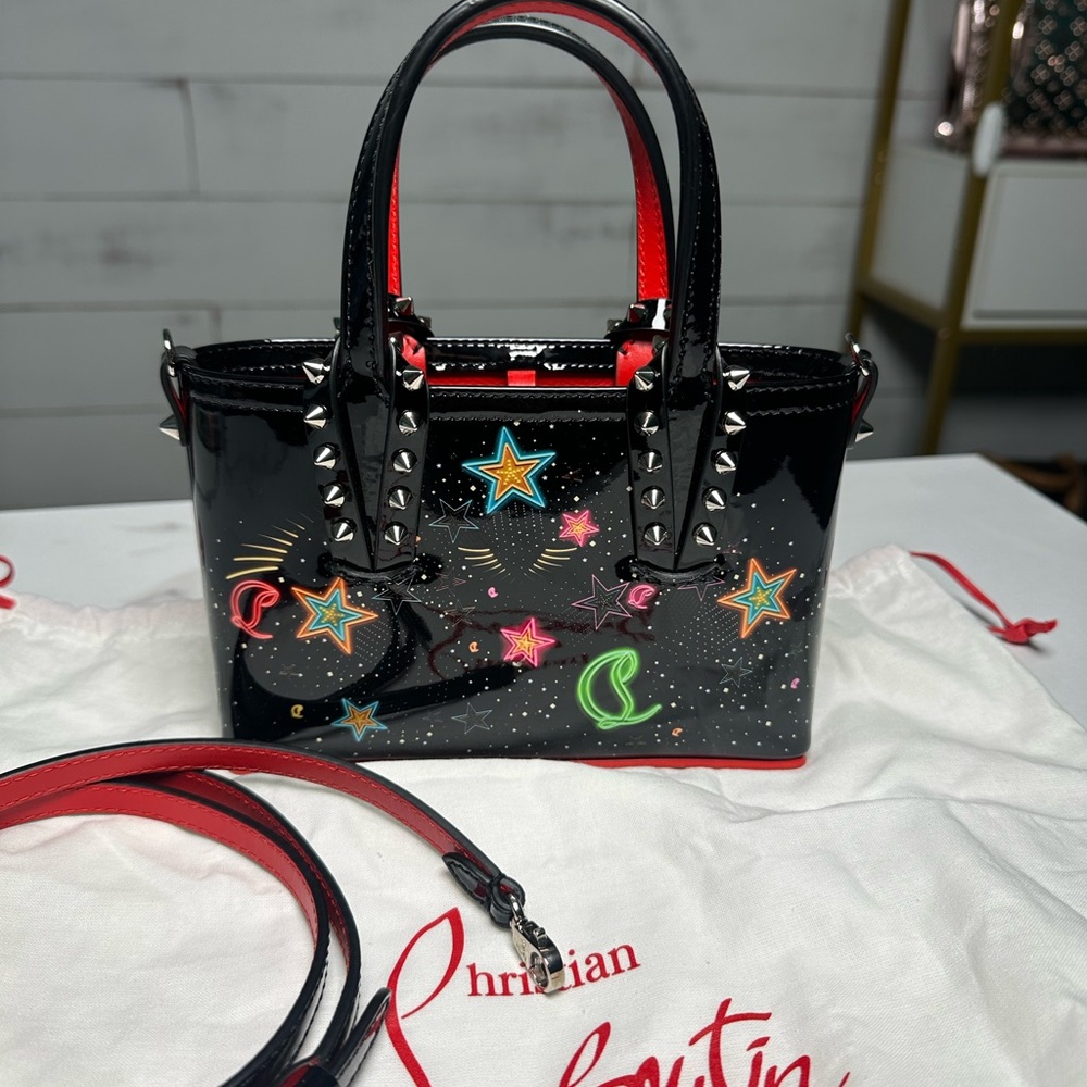 Christian Louboutin Cabata East West Tote Printed Patent Nano - Picture 2 of 10